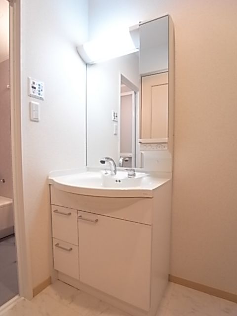 シャワー付き独立洗面台！