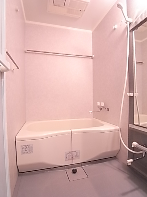 一日の疲れを癒す清潔感のあるバスルーム♪