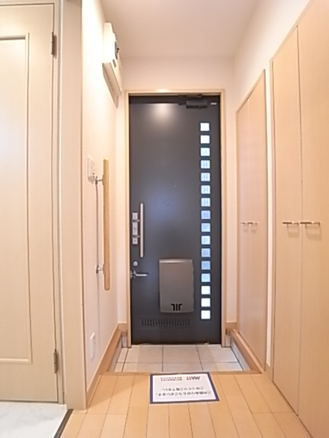 洋室から玄関方面を撮影した写真です。