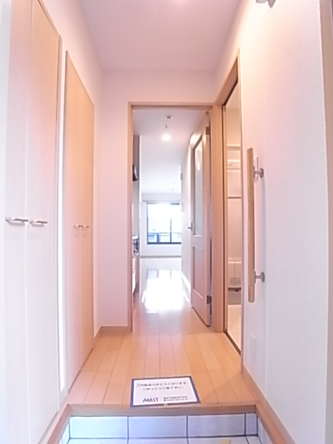 玄関から洋室方面を撮影しました。