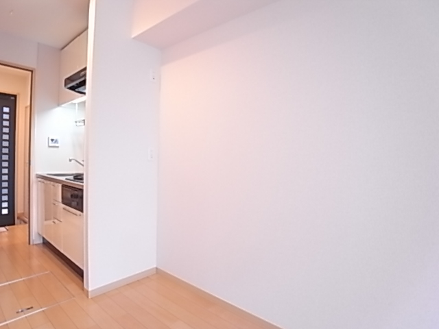 冷蔵庫置場。並べて電子レンジなどのラックもちゃんと置けます！