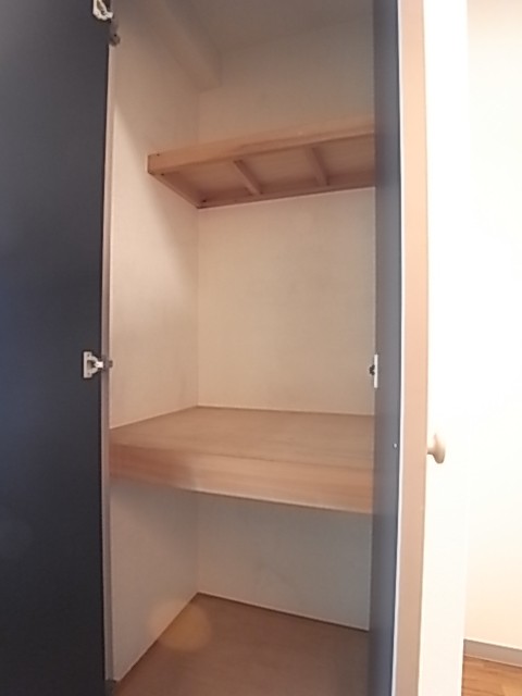 廊下の収納は押入タイプ！衣装ケースやお布団が入ります！