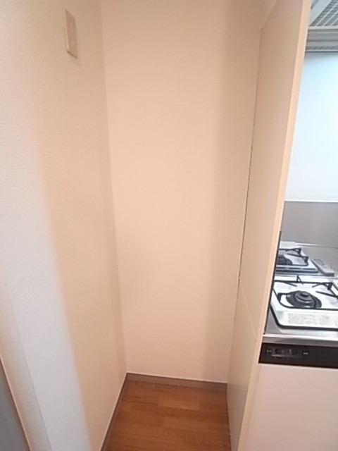 冷蔵庫置場。単身タイプの冷蔵庫なら心配なく置けます！