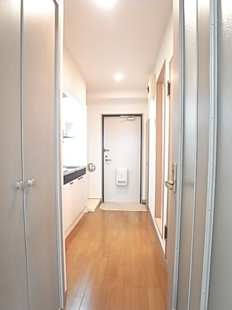 お部屋から玄関を見るとこんな感じ。