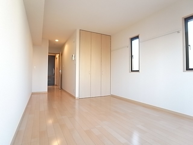 ナチュラル色のフローリングが室内を暖かく見せています！