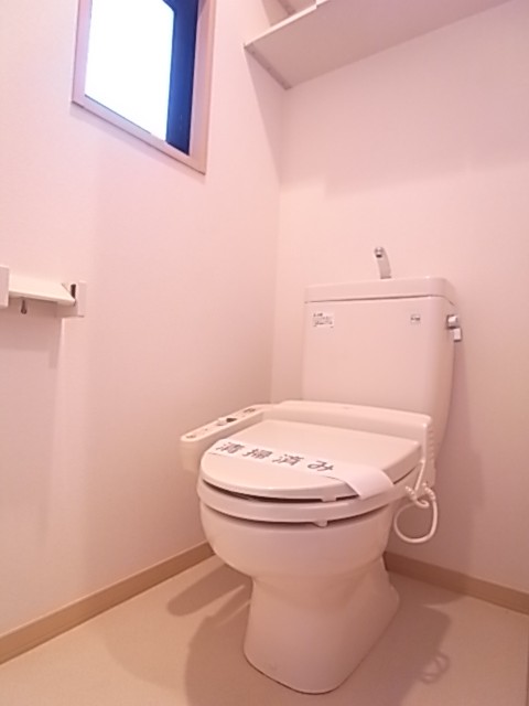 換気窓のあるトイレは温水洗浄便座！