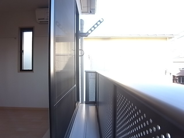 バルコニーではないですが手すりがついています