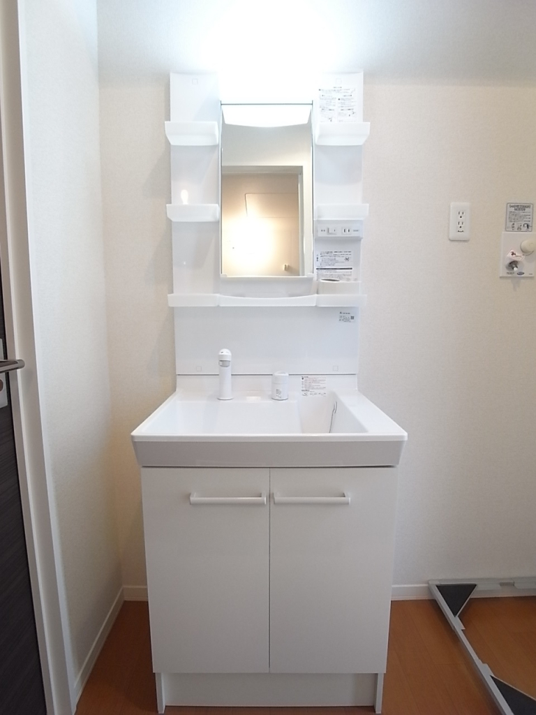 シャワー付きの独立洗面台。朝の身だしなみはここから！