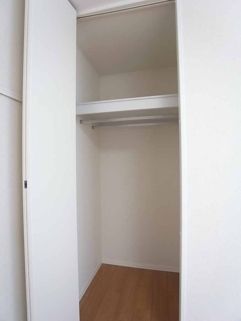 奥行のあるクローゼット。ハンガーバー２本が嬉しい！