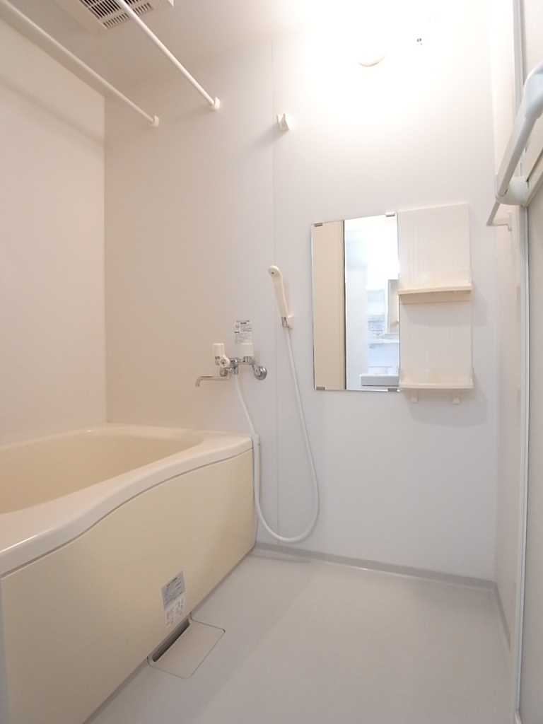清潔感のあるゆったり浴室。もちろん浴室乾燥機付きです！