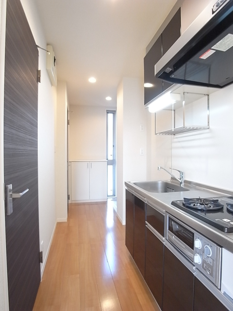 窓があるので明るい廊下！突き当り右手が玄関ドアになります。