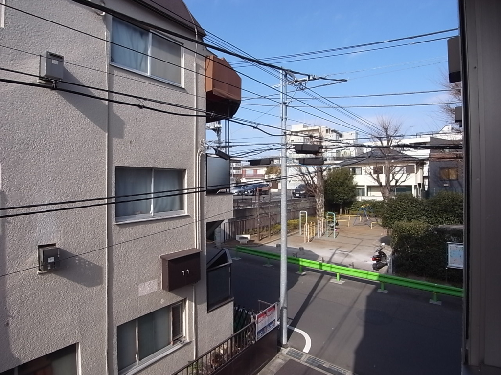 北西方面の眺望。児童公園も見えて安らぐ。