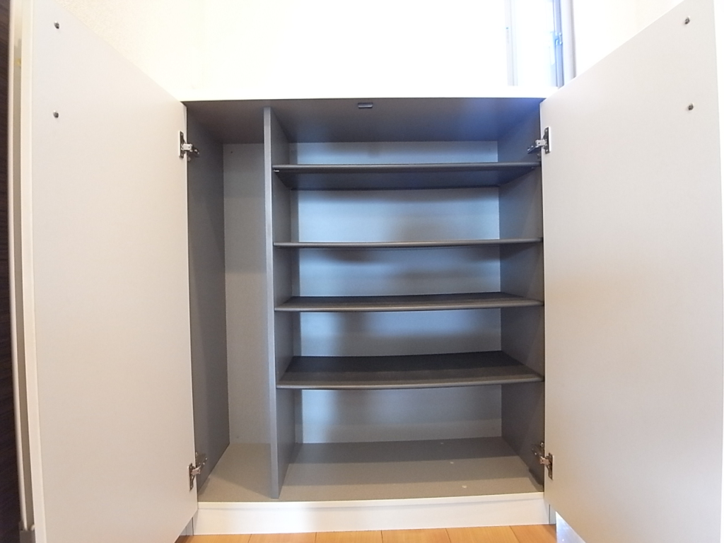 傘立てスペースと下駄箱スペースに分かれたシューズボックスが便利。