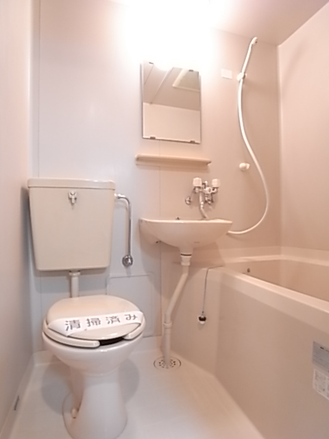 綺麗で明るい3点ユニット！（3点とは浴槽、洗面台、トイレの3点）110×160サイズ　
