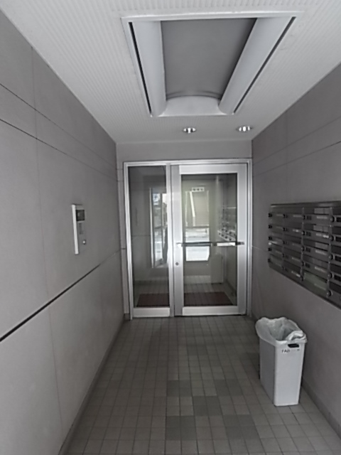 エントランス。マンションらしく風除室付き！