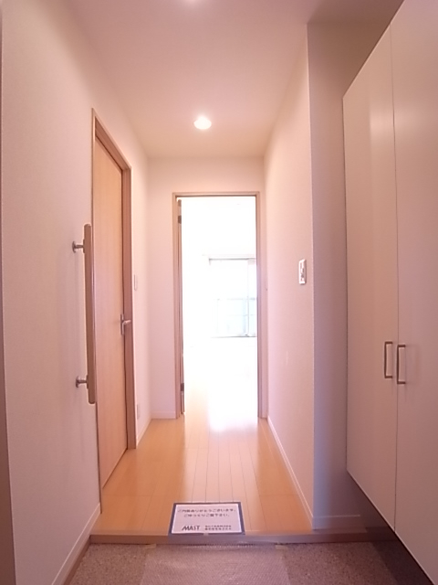 玄関側からの廊下