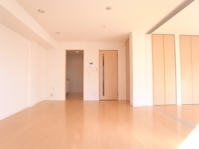 洋室との境は半透明のスライドスクリーンで一体感を出しています！