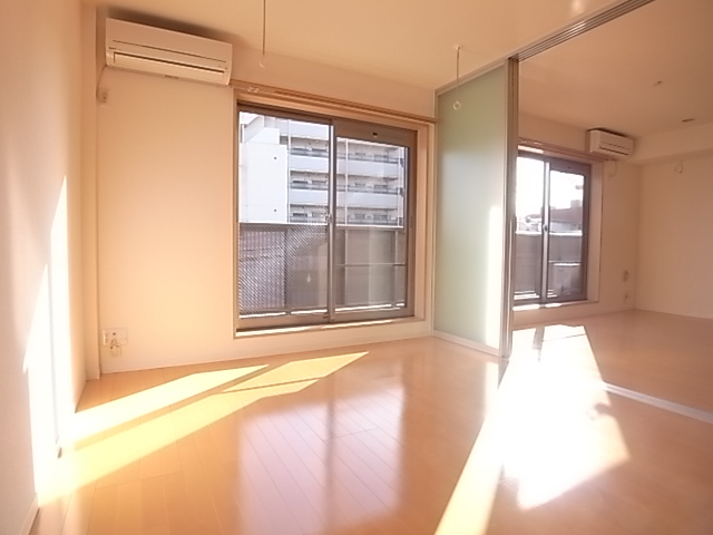 ナチュラル色のフローリングが温かみを出しています。