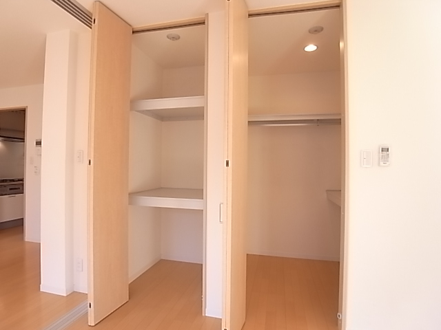 洋室には押入とウォークインクローゼット！