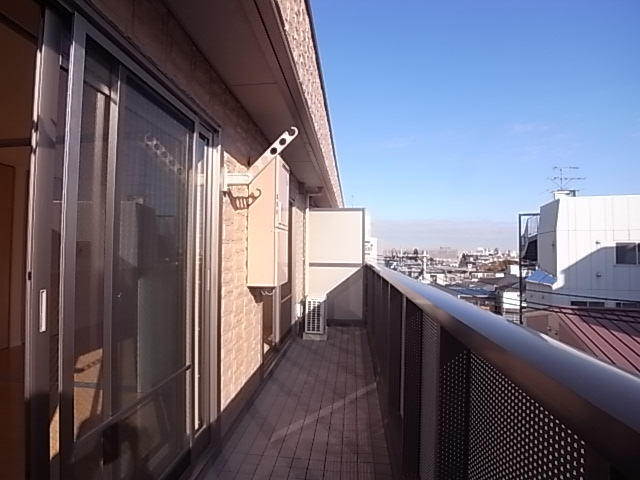 リビングと洋室に渡るワイドスパンバルコニー！