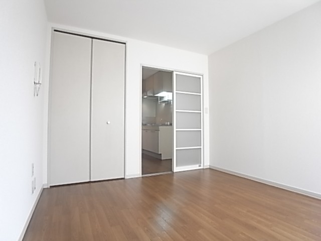 キッチンとの間は半透明のアクリルスライドドアなので明るさを通します！