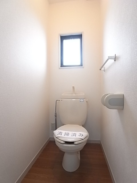 換気窓のある明るいトイレ！