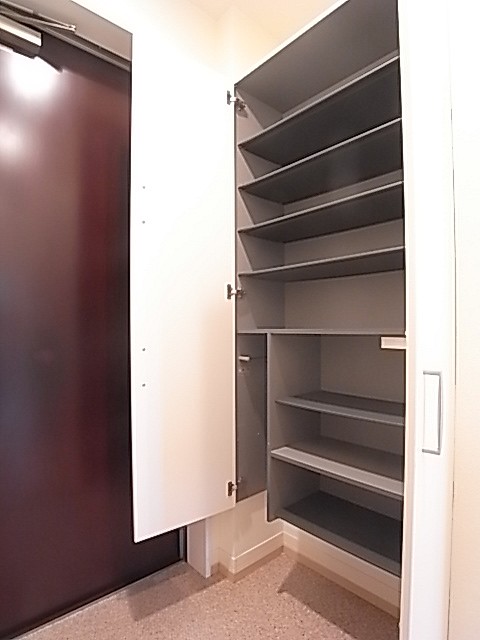 高さも調節できるシューズボックス！