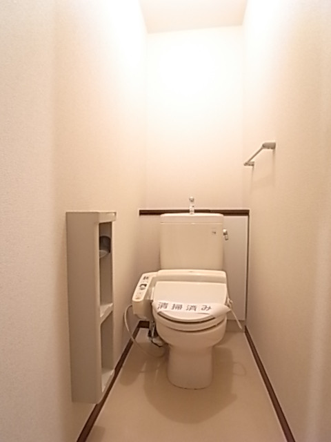 温水洗浄便座付きのトイレ。