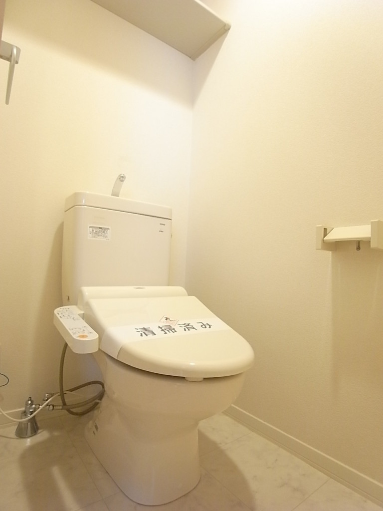 温水洗浄便座！上部棚のペーパー類のストックを。