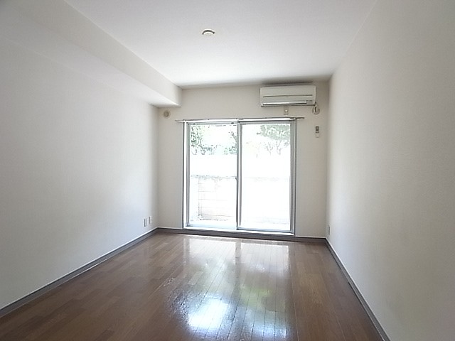 グレーのフローリングが落ち着いた雰囲気を出します。