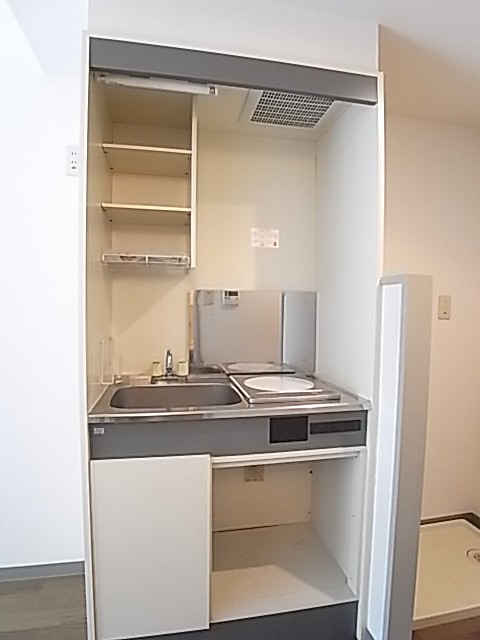 かつてミニ冷蔵庫があった場所は収納として利用できます！