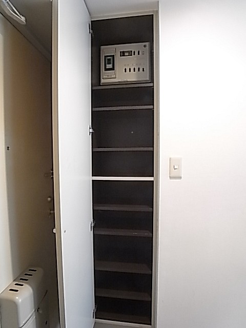 高さも調節できる下駄箱。ブレーカーも中に入っています！幅40×奥30×高200