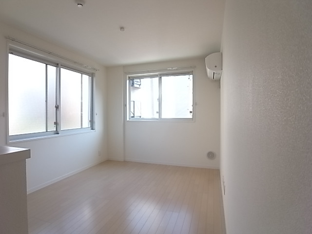 2面採光で明るいリビング！