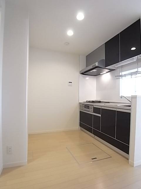 冷蔵庫と食器棚を置いても余裕のあるキッチン！