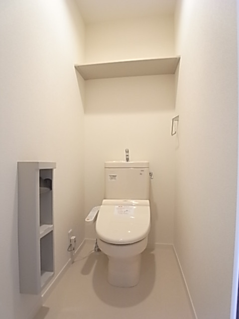 温水洗浄便座付きのトイレ。白を基調として清潔感溢れる。