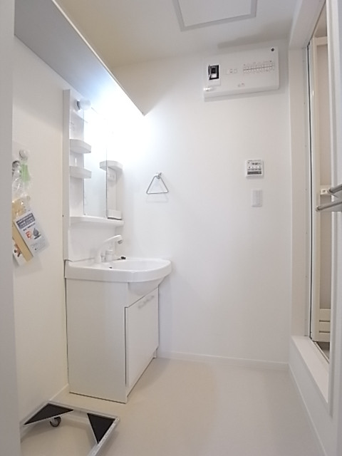 2人が入っても余裕のある洗面脱衣所。