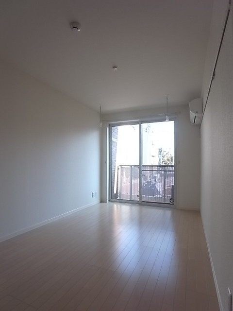 窓際には室内物干しフックを設置。雨の日でも洗濯物に困りません！