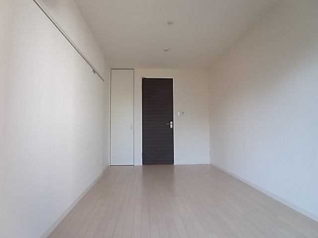 ベッドルームとしては十分な広さ。正面左側の扉がウォークインクローゼットです。