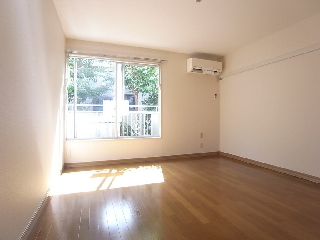 エアコンの右から壁を伸びる設備は化粧幕板。ハンガーなどを掛けておけます！