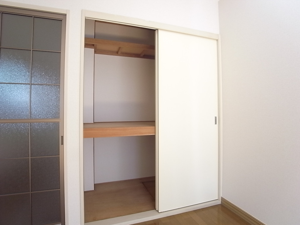 押入タイプの収納は荷物がたくさん入って実に重宝！