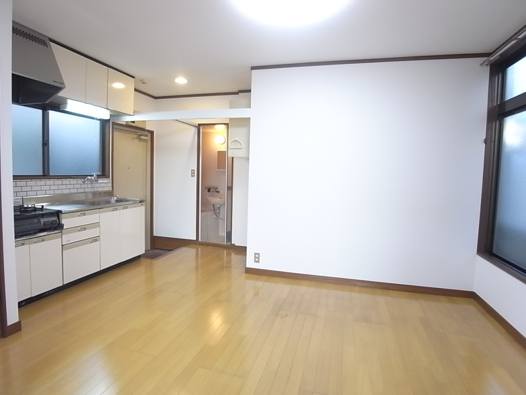 キッチンの向こうは玄関と浴室！