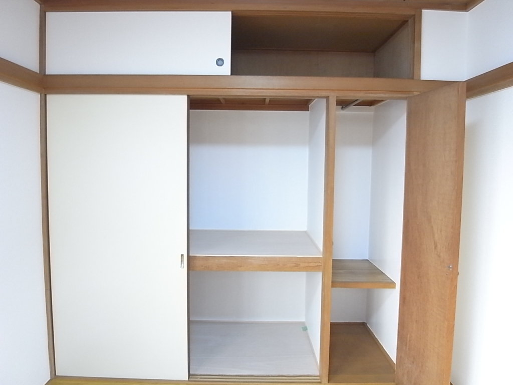 押し入れタイプの収納なので、天袋付き。奥行きがあって収納力大！