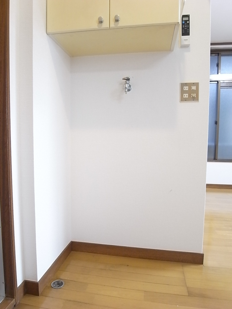 洗濯機置き場の上部には便利な収納あり！