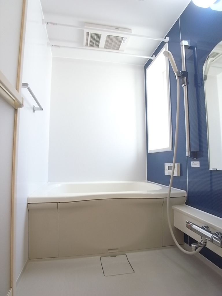 換気窓のある浴室は追い焚き・乾燥機能付き！