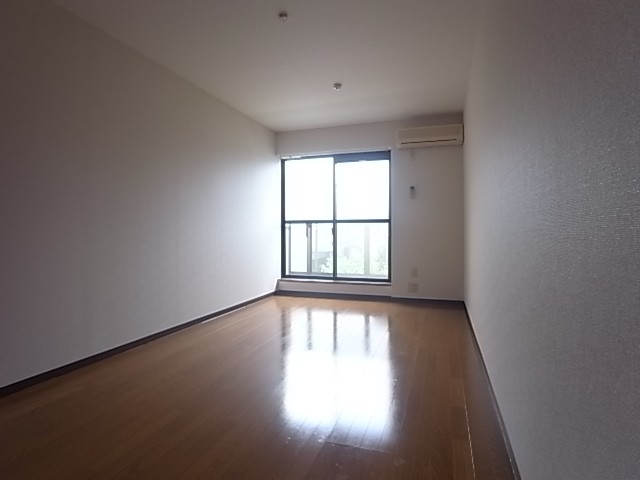 ブラウンのフローリングがお部屋に落ち着きをもたらします。