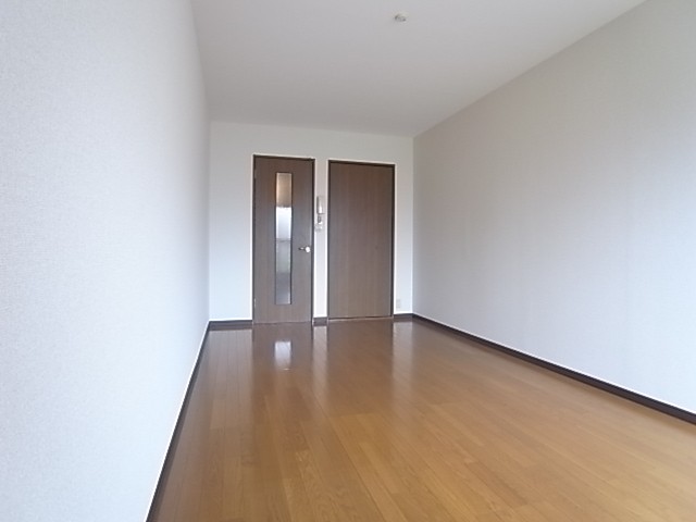 途中で仕切れば食事と寝るスペースを分けられる！？