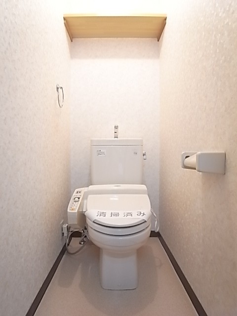 温水洗浄便座付きトイレ。上部の棚にペーパー類のストックを！