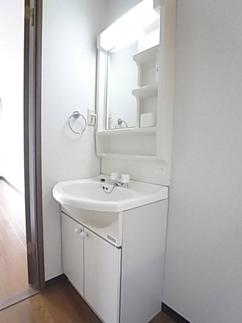 朝の身だしなみはここから！独立洗面台付きです！