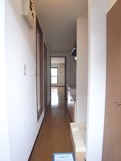 玄関を入って右手に下駄箱→洗濯機置場→キッチン→冷蔵庫置場→洗面台