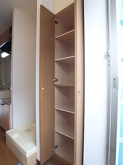 自分で棚の高さを調節できる下駄箱。